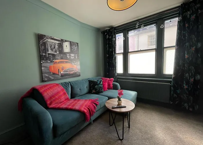 Garden Town Flat Central Accommodating 8 Guests